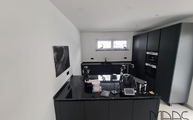 Küche in Alfter mit Porto Branco Scuro Granit Arbeitsplatten und Fensterbank