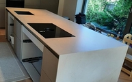 Kücheninsel mit Pulpis Ivory CTX - Basic Keramik Arbeitsplatte und Wangen