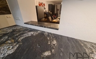 Black Cosmic Granit Arbeitsplatte auf der Durchreiche montiert