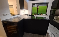 Montage der Black Cosmic Granit Arbeitsplatten in Amberg