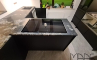 Kochfeld in der Black Cosmic Granit Arbeitsplatte