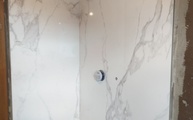 Badezimmer in Andernach mit Level Keramik Duschrückwänden Statuario Michelangelo