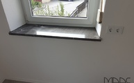Montage in Ansbach der Brown Silk Granit Fensterbank