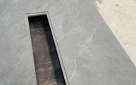 Produktion - Slate Grey Level Keramik Arbeitsplatte mit Ausschnitt für den Tischlüfter
