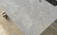 Produktion - Armaturbohrung in der Slate Grey Level Keramik Arbeitsplatte