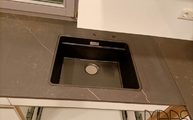 Spüle flächenbündig in die Kelya Dekton Arbeitsplatte eingebaut