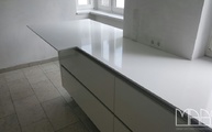 Montage der Caesarstone 1141 Pure White / Perfect White Tischplatte