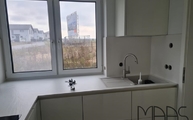 Ardesia Bianco a Spacco Laminam Arbeitsplatte unter dem Fenster montiert