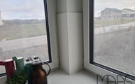 Ecke mit Ardesia Bianco a Spacco Laminam Rückwänden verkleidet