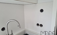 Steckdosenbohrungen in der Ardesia Bianco a Spacco Laminam Rückwand