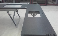 Produktion - Black Cloudy Granit Arbeitsplatten mit zwei Ausschnitten