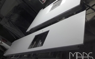 Produktion - Ausschnitte in den 2141 Snow Caesarstone Arbeitsplatten