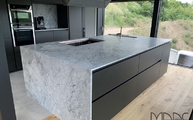 Küche in Bad Münstereifel mit White Fantasy Granit Arbeitsplatten, Seitenwange und Rückwand 