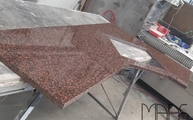 Produktion - Rosso Balmoral Granit Arbeitsplattte mit Schrägschnitt