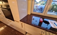 Rosso Balmoral Granit Arbeitsplatte mit Ceranfeld