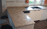 Granit Arbeitsplatten und Sockelleisten Ivory Brown / Shivakashi in Bad Segeberg montiert