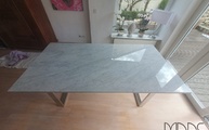 Montage der Marmor Tischplatte Bianco Carrara C auf zwei Stahlkufen montiert