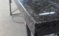 Produktion - Granit Waschtischplatten und Rückwände Pretoria/Black Forest mit polierter Oberfläche