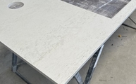 Produktion - Dekton Arbeitsplatte Danae mit Auschnitt und Steckdosenbohrungen