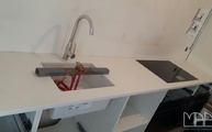 Küchenzeile mit Caesarstone Arbeitsplatten 5141 Frosty Carrina