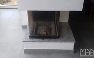 Feuerstelle mit Granit Kaminverkleidung