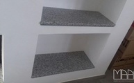 Gemauerter Kamin und Regal mit Granitplatten aus dem Material Blanco Estrella