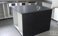 Kücheninsel mit Granit Arbeitsplatte und Seitenwange Alexander Black