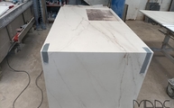Produktion - Auf Gehrung verklebte Rem Dekton Arbeitsplatte und Seitenwange