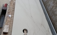 Produktion - Steckdosenbohrungen in der Rem Dekton Rückwand