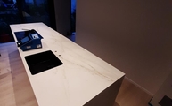 Kücheninsel mit Rem Dekton Arbeitsplatte und Seitenwangen