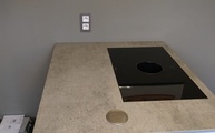 Kücheninsel mit Grey Earth SapienStone Arbeitsplatte - Flächenbüngiger Ausschnitt für das CEranfeld und Bohrung für Steckdosen