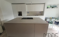 Küche in Bergheim mit White Concrete Level Arbeitsplatten und Rückwand
