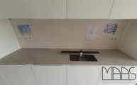 Küchenzeile mit White Concrete Level Arbeitsplatte und Rückwand