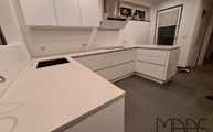 Küche in Bergisch Gladbach mit Desert Silver Silestone Arbeitsplatten
