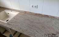 Montage der Ivory Brown Granit Arbeitsplatte und Wischleisten 