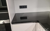 Montage der Nero Assoluto India Granit Arbeitsplatte in Bergisch Gladbach