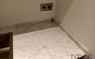 Bianco Carrara C Marmor Arbeitsplatte und Wischleisten auf der Mini Küchenzeile montiert