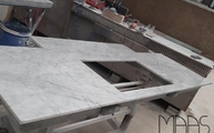 Produktion - Ausklinkungen in der Bianco Carrara Marmor Arbeitsplatte