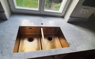 Goldene Unterbauspüle in der Bianco Carrara Marmor Arbeitsplatte