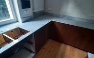Küche in Berlin mit Bianco Carrara Marmor Arbeitsplatten und Wischleisten