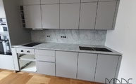 Küchenzeile in Berlin mit Bianco Gioia Venatino Marmor Arbeitsplatte und Rückwand 