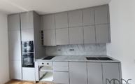 Moderne Küchenzeile in Grau mit Bianco Gioia Venatino Marmor Arbeitsplatte und Rückwand 