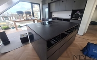 Schwarze Küche in Berlin mit Domoos Dekton Arbeitsplatten