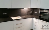 Schwarze Silestone Doradus Arbeitsplatten und Rückwände