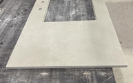 Produktion - Grigio Laminam Arbeitsplatte mit Ausschnitt und Bohrungen
