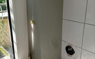 Montage der Glasrückwände 7044 Seidengrau