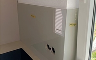 Montage der Grigio Laminam Arbeitsplatte mit Kochfeld