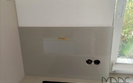 Glasrückwände RAL 7044 Seidengrau mit Steckdosenbohrungen