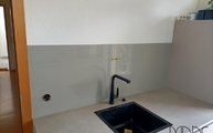 Küche in Berlin mit Grigio Laminam Arbeitsplatten und Glasrückwände RAL 7044 Seidengrau