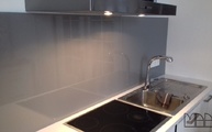 Silestone Arbeitsplatten Iconic White und Glasrückwand 7035 Lichtgrau